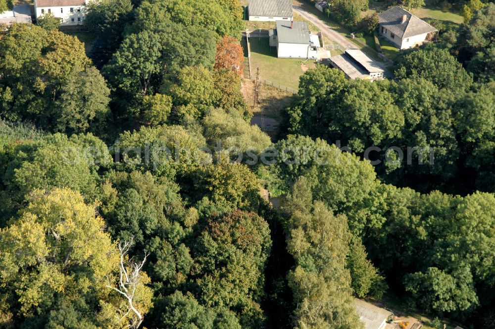 Zerben from the bird's eye view: Blick auf die Straßenbrücke über den Zerbener Altarm. Die Brücke wurde 1937 erbaut überführt den Altarm in Höhe km 345,640 des Elbe-Havel-Kanal. Ein Projekt des WSV: Wasserstraßen-Neubauamt Magdeburg, 39106 Magdeburg, Tel. +49(0)391 535-0, email: wna-magdeburg@wsv.bund.de