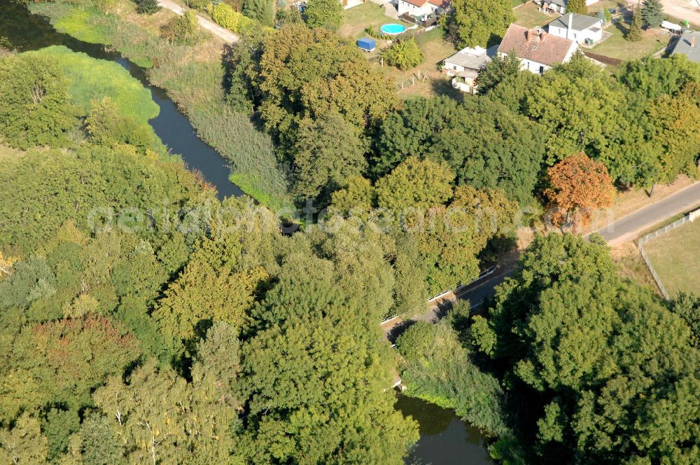 Aerial photograph Zerben - Blick auf die Straßenbrücke über den Zerbener Altarm. Die Brücke wurde 1937 erbaut überführt den Altarm in Höhe km 345,640 des Elbe-Havel-Kanal. Ein Projekt des WSV: Wasserstraßen-Neubauamt Magdeburg, 39106 Magdeburg, Tel. +49(0)391 535-0, email: wna-magdeburg@wsv.bund.de