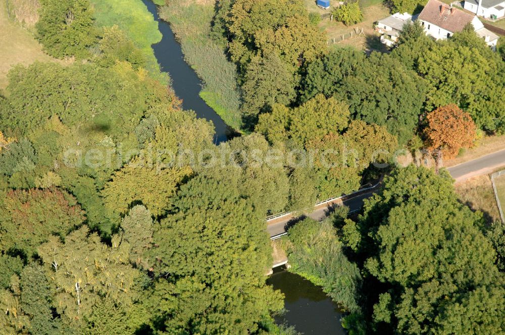 Zerben from above - Blick auf die Straßenbrücke über den Zerbener Altarm. Die Brücke wurde 1937 erbaut überführt den Altarm in Höhe km 345,640 des Elbe-Havel-Kanal. Ein Projekt des WSV: Wasserstraßen-Neubauamt Magdeburg, 39106 Magdeburg, Tel. +49(0)391 535-0, email: wna-magdeburg@wsv.bund.de