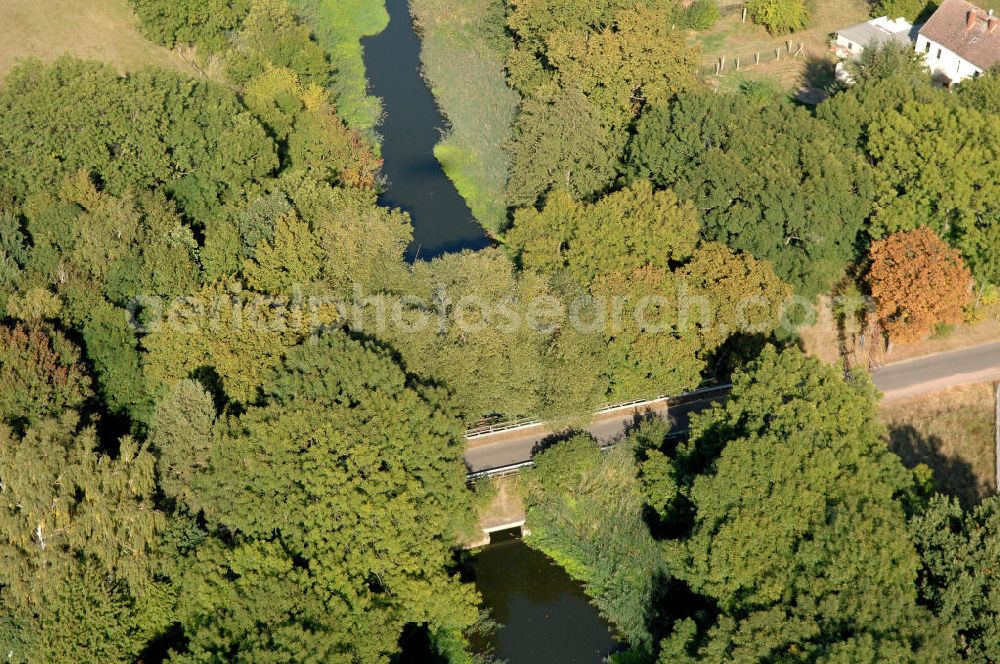 Zerben from the bird's eye view: Blick auf die Straßenbrücke über den Zerbener Altarm. Die Brücke wurde 1937 erbaut überführt den Altarm in Höhe km 345,640 des Elbe-Havel-Kanal. Ein Projekt des WSV: Wasserstraßen-Neubauamt Magdeburg, 39106 Magdeburg, Tel. +49(0)391 535-0, email: wna-magdeburg@wsv.bund.de