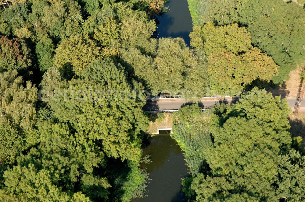 Aerial image Zerben - Blick auf die Straßenbrücke über den Zerbener Altarm. Die Brücke wurde 1937 erbaut überführt den Altarm in Höhe km 345,640 des Elbe-Havel-Kanal. Ein Projekt des WSV: Wasserstraßen-Neubauamt Magdeburg, 39106 Magdeburg, Tel. +49(0)391 535-0, email: wna-magdeburg@wsv.bund.de