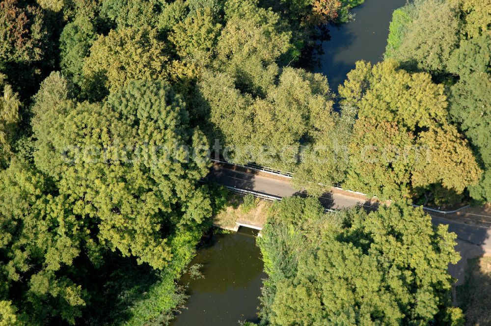 Zerben from above - Blick auf die Straßenbrücke über den Zerbener Altarm. Die Brücke wurde 1937 erbaut überführt den Altarm in Höhe km 345,640 des Elbe-Havel-Kanal. Ein Projekt des WSV: Wasserstraßen-Neubauamt Magdeburg, 39106 Magdeburg, Tel. +49(0)391 535-0, email: wna-magdeburg@wsv.bund.de