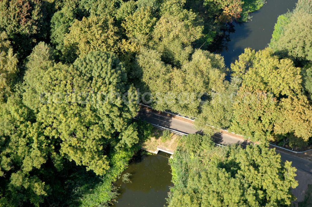 Zerben from the bird's eye view: Blick auf die Straßenbrücke über den Zerbener Altarm. Die Brücke wurde 1937 erbaut überführt den Altarm in Höhe km 345,640 des Elbe-Havel-Kanal. Ein Projekt des WSV: Wasserstraßen-Neubauamt Magdeburg, 39106 Magdeburg, Tel. +49(0)391 535-0, email: wna-magdeburg@wsv.bund.de