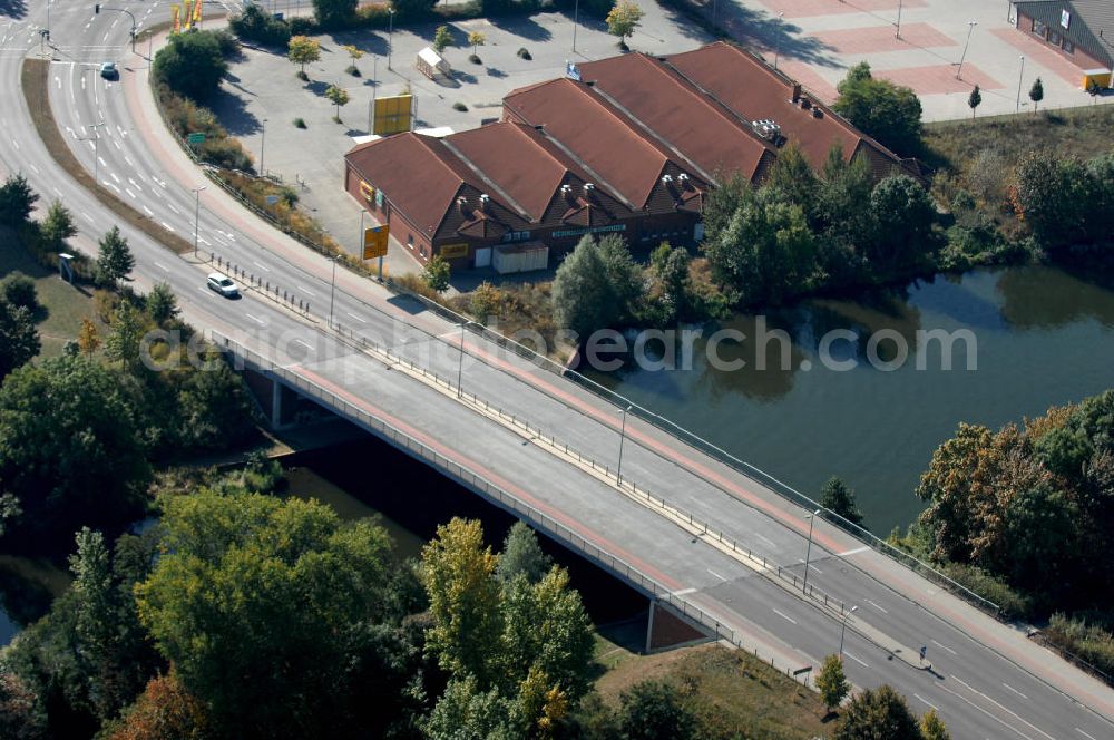 Aerial image GENTHIN - Blick auf die Straßenbrücke Genthin. Die Brücke wurde im Jahr 1999 erbaut und ist eine Überführung der Bundsstraße 107 über den Elbe-Havel-Kanal bei km 362,352.