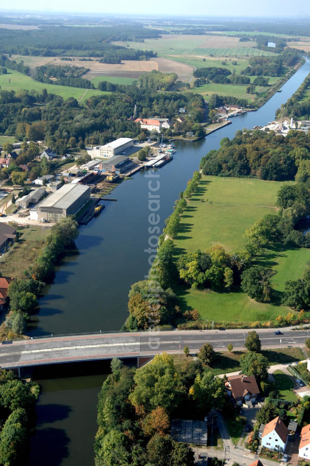 GENTHIN from above - Blick auf die Straßenbrücke Genthin. Die Brücke wurde im Jahr 1999 erbaut und ist eine Überführung der Bundsstraße 107 über den Elbe-Havel-Kanal bei km 362,352.