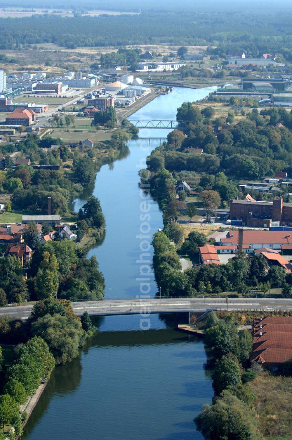 Aerial image GENTHIN - Blick auf die Straßenbrücke Genthin. Die Brücke wurde im Jahr 1999 erbaut und ist eine Überführung der Bundsstraße 107 über den Elbe-Havel-Kanal bei km 362,352.