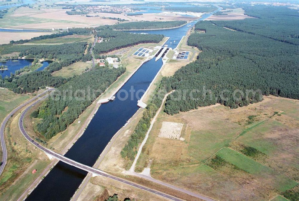 Aerial image Hohenwarthe - Blick auf die Straßenbrücke Hohenwarthe-Niegripp an der Doppelschleuse Hohenwarthe am Elbe-Havel-Kanal.