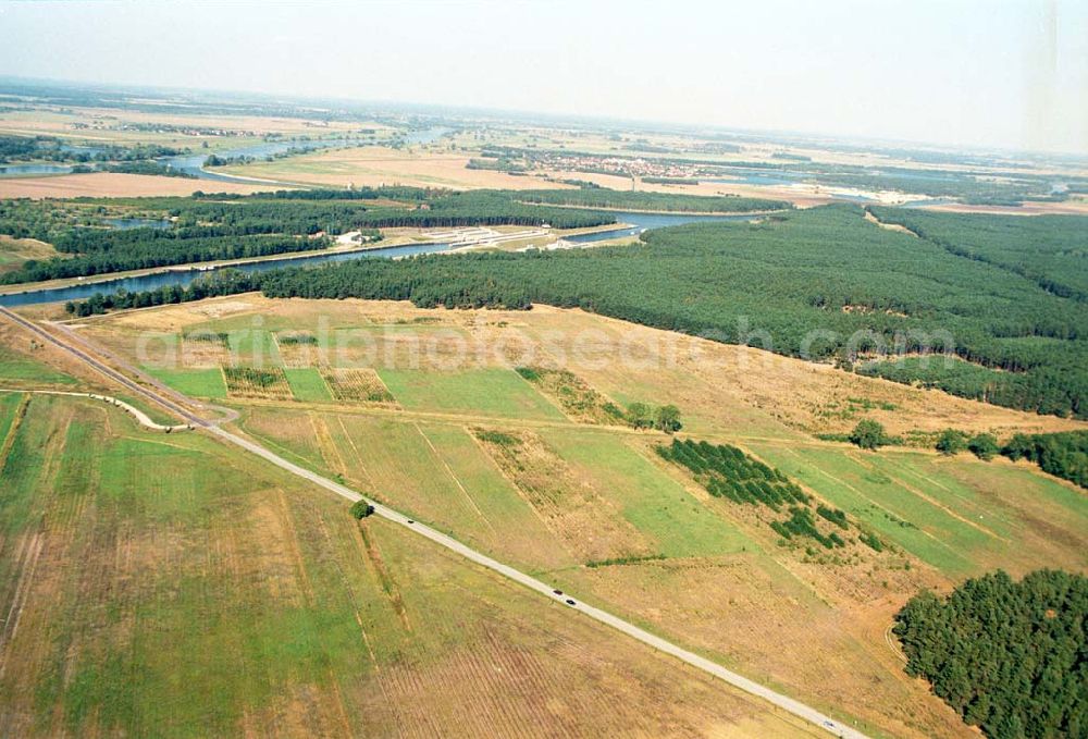 Hohenwarthe from above - Blick auf die Straßenbrücke Hohenwarthe-Niegripp an der Doppelschleuse Hohenwarthe am Elbe-Havel-Kanal.