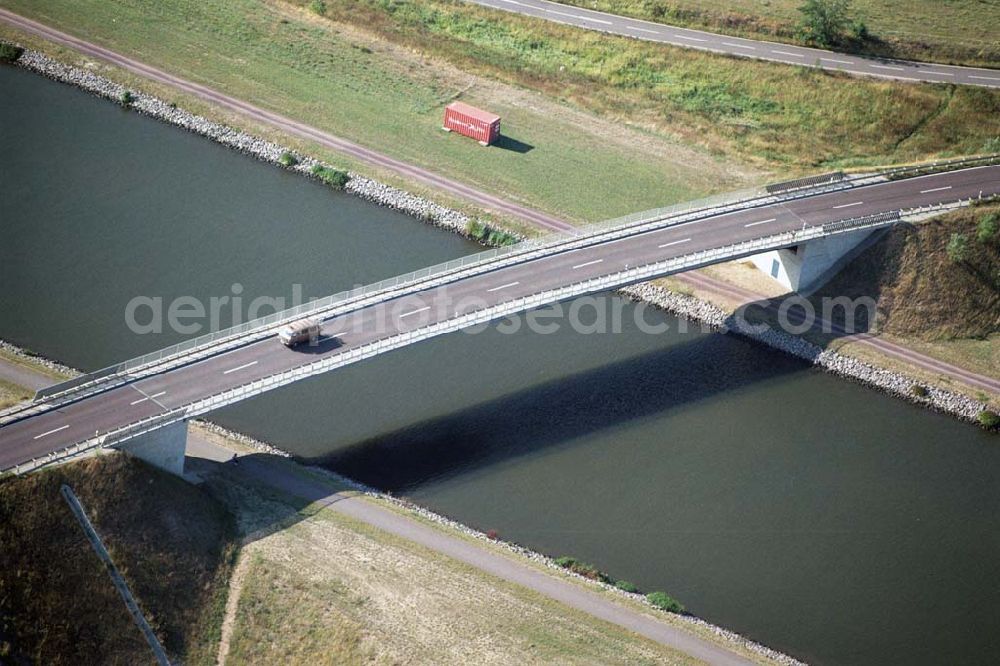 Hohenwarthe from the bird's eye view: Blick auf die Straßenbrücke Hohenwarthe-Niegripp an der Doppelschleuse Hohenwarthe am Elbe-Havel-Kanal.