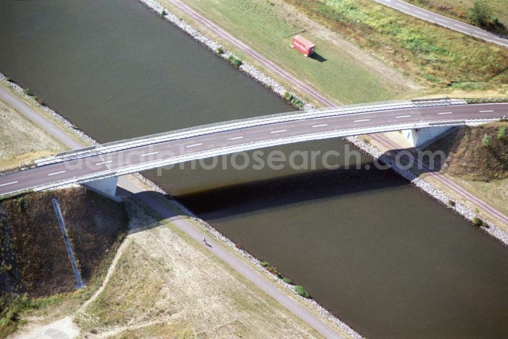 Aerial image Hohenwarthe - Blick auf die Straßenbrücke Hohenwarthe-Niegripp an der Doppelschleuse Hohenwarthe am Elbe-Havel-Kanal.