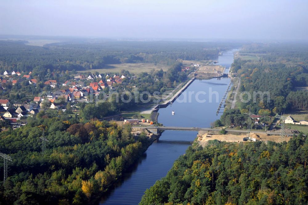 Aerial photograph Wusterwitz - Blick über die Strassenbrücke / Brücke Wusterwitz mit der darüber führenden Landstrasse 96 und Baustelle auf die Schleuse Wusterwitz. Ein Projekt des Wasserstraßen-Neubauamt Magdeburg, Frau Roskoden, Kleiner Werder 5c, 39114 MAGDEBURG, Tel. +49(0)391 5352168