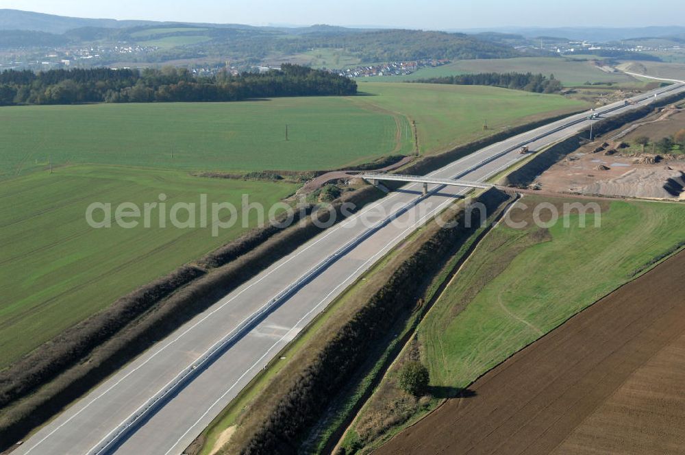 Aerial image Neukirchen - Blick auf die Baustelle der Strassenbrücke südlich von Neukirchen welche über die A4 führt. Der Neubau ist Teil des Projekt Nordverlegung / Umfahrung Hörselberge der Autobahn E40 / A4 in Thüringen bei Eisenach. Durchgeführt werden die im Zuge dieses Projektes notwendigen Arbeiten unter an derem von den Mitarbeitern der Niederlassung Weimar der EUROVIA Verkehrsbau Union sowie der Niederlassungen Abbruch und Erdbau, Betonstraßenbau, Ingenieurbau und TECO Schallschutz der EUROVIA Beton sowie der DEGES.