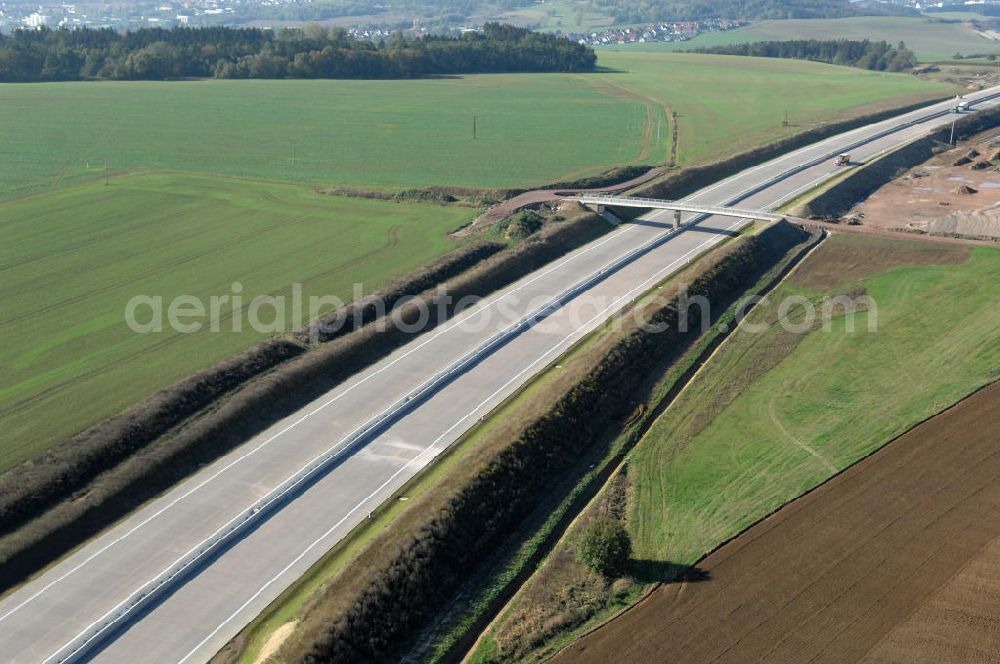 Aerial photograph Neukirchen - Blick auf die Baustelle der Strassenbrücke südlich von Neukirchen welche über die A4 führt. Der Neubau ist Teil des Projekt Nordverlegung / Umfahrung Hörselberge der Autobahn E40 / A4 in Thüringen bei Eisenach. Durchgeführt werden die im Zuge dieses Projektes notwendigen Arbeiten unter an derem von den Mitarbeitern der Niederlassung Weimar der EUROVIA Verkehrsbau Union sowie der Niederlassungen Abbruch und Erdbau, Betonstraßenbau, Ingenieurbau und TECO Schallschutz der EUROVIA Beton sowie der DEGES.