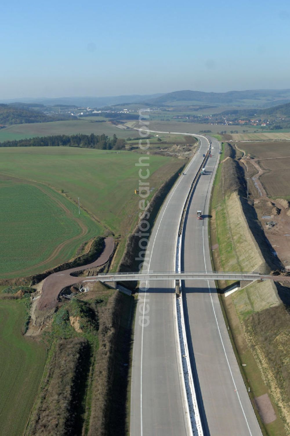 Aerial photograph Neukirchen - Blick auf die Baustelle der Strassenbrücke südlich von Neukirchen welche über die A4 führt. Der Neubau ist Teil des Projekt Nordverlegung / Umfahrung Hörselberge der Autobahn E40 / A4 in Thüringen bei Eisenach. Durchgeführt werden die im Zuge dieses Projektes notwendigen Arbeiten unter an derem von den Mitarbeitern der Niederlassung Weimar der EUROVIA Verkehrsbau Union sowie der Niederlassungen Abbruch und Erdbau, Betonstraßenbau, Ingenieurbau und TECO Schallschutz der EUROVIA Beton sowie der DEGES.