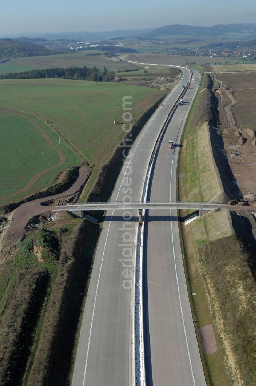 Neukirchen from above - Blick auf die Baustelle der Strassenbrücke südlich von Neukirchen welche über die A4 führt. Der Neubau ist Teil des Projekt Nordverlegung / Umfahrung Hörselberge der Autobahn E40 / A4 in Thüringen bei Eisenach. Durchgeführt werden die im Zuge dieses Projektes notwendigen Arbeiten unter an derem von den Mitarbeitern der Niederlassung Weimar der EUROVIA Verkehrsbau Union sowie der Niederlassungen Abbruch und Erdbau, Betonstraßenbau, Ingenieurbau und TECO Schallschutz der EUROVIA Beton sowie der DEGES.