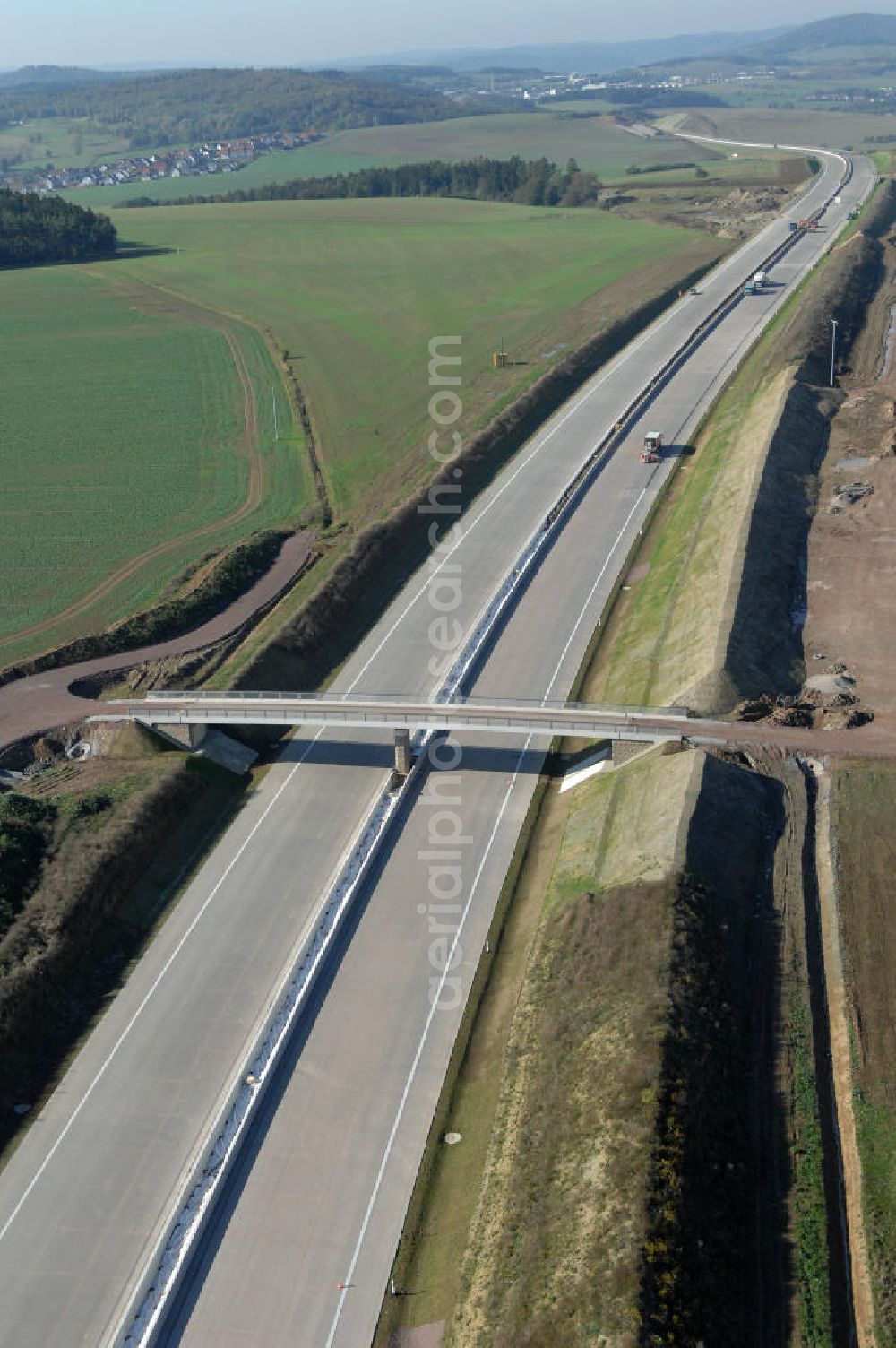 Neukirchen from the bird's eye view: Blick auf die Baustelle der Strassenbrücke südlich von Neukirchen welche über die A4 führt. Der Neubau ist Teil des Projekt Nordverlegung / Umfahrung Hörselberge der Autobahn E40 / A4 in Thüringen bei Eisenach. Durchgeführt werden die im Zuge dieses Projektes notwendigen Arbeiten unter an derem von den Mitarbeitern der Niederlassung Weimar der EUROVIA Verkehrsbau Union sowie der Niederlassungen Abbruch und Erdbau, Betonstraßenbau, Ingenieurbau und TECO Schallschutz der EUROVIA Beton sowie der DEGES.