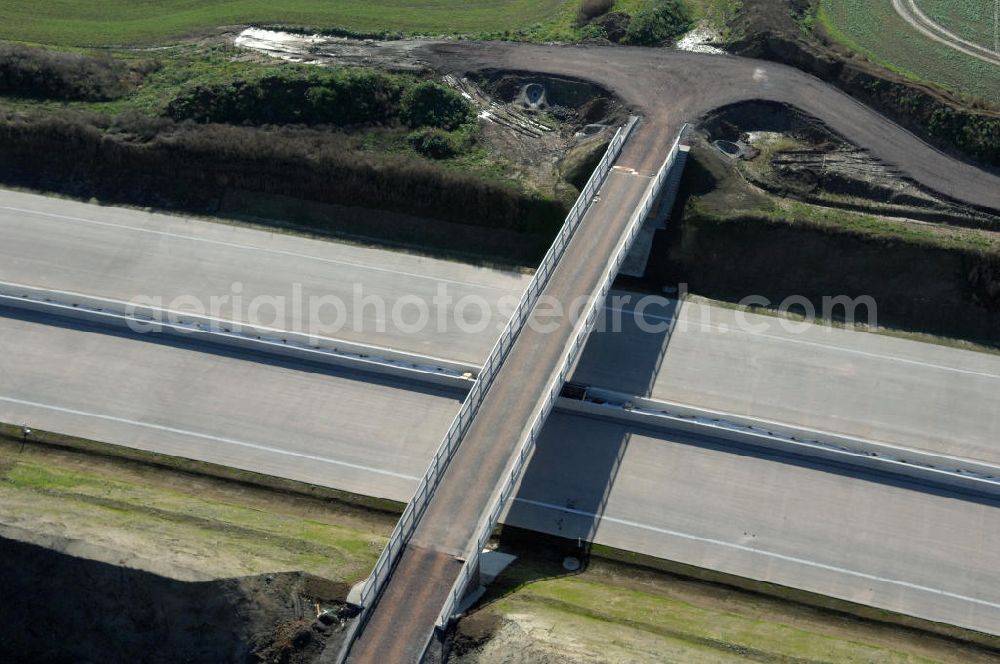 Aerial photograph Neukirchen - Blick auf die Baustelle der Strassenbrücke südlich von Neukirchen welche über die A4 führt. Der Neubau ist Teil des Projekt Nordverlegung / Umfahrung Hörselberge der Autobahn E40 / A4 in Thüringen bei Eisenach. Durchgeführt werden die im Zuge dieses Projektes notwendigen Arbeiten unter an derem von den Mitarbeitern der Niederlassung Weimar der EUROVIA Verkehrsbau Union sowie der Niederlassungen Abbruch und Erdbau, Betonstraßenbau, Ingenieurbau und TECO Schallschutz der EUROVIA Beton sowie der DEGES.