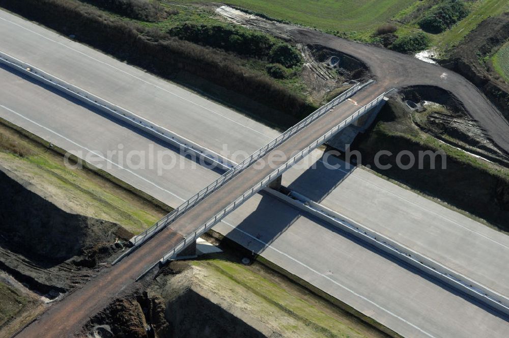 Neukirchen from above - Blick auf die Baustelle der Strassenbrücke südlich von Neukirchen welche über die A4 führt. Der Neubau ist Teil des Projekt Nordverlegung / Umfahrung Hörselberge der Autobahn E40 / A4 in Thüringen bei Eisenach. Durchgeführt werden die im Zuge dieses Projektes notwendigen Arbeiten unter an derem von den Mitarbeitern der Niederlassung Weimar der EUROVIA Verkehrsbau Union sowie der Niederlassungen Abbruch und Erdbau, Betonstraßenbau, Ingenieurbau und TECO Schallschutz der EUROVIA Beton sowie der DEGES.