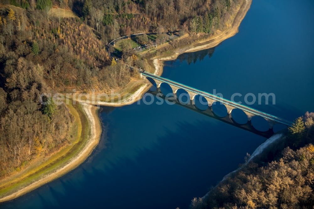 Aerial photograph Lüdenscheid - Low water level and lack of water caused the shoreline areas to be exposed of Versetalsperre in Luedenscheid in the state North Rhine-Westphalia, Germany