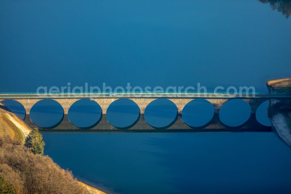 Lüdenscheid from the bird's eye view: Low water level and lack of water caused the shoreline areas to be exposed of Versetalsperre in Luedenscheid in the state North Rhine-Westphalia, Germany