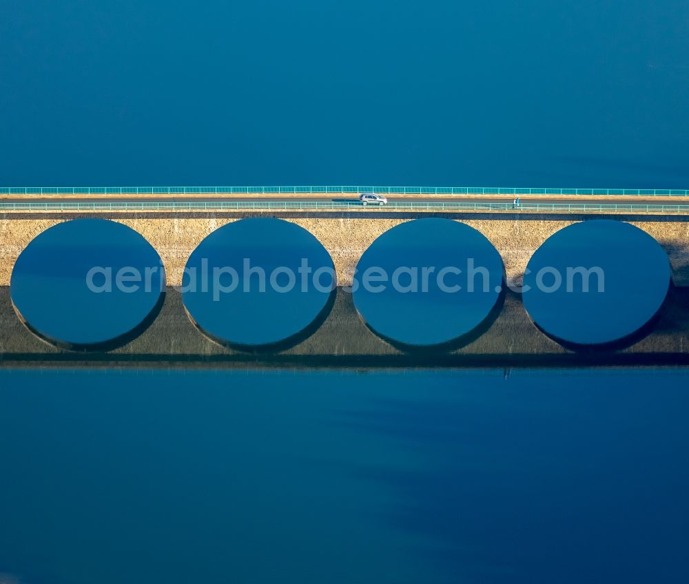 Aerial photograph Lüdenscheid - Low water level and lack of water caused the shoreline areas to be exposed of Versetalsperre in Luedenscheid in the state North Rhine-Westphalia, Germany