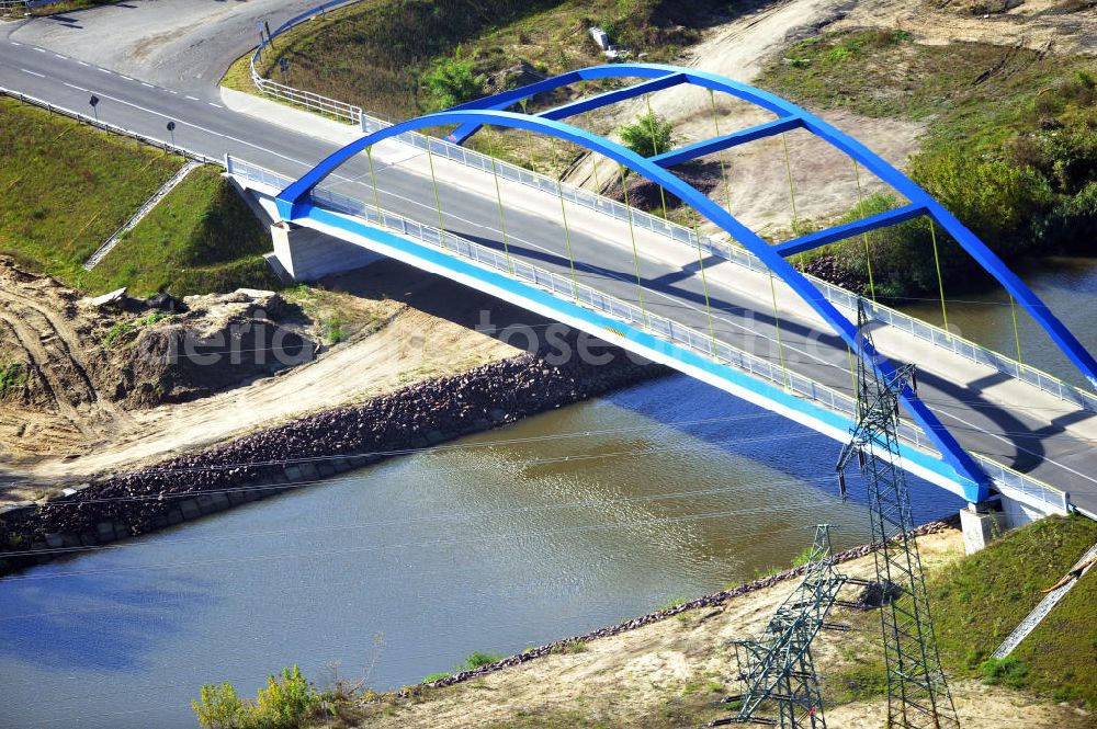 Wusterwitz from above - Die Wusterwitzer Straßenbrücke / Brücke führt bei km 377,713 über den Elbe-Havel-Kanal im Bundesland Brandenburg. Ein Projekt des WSV, Wasser- und Schifffahrtsverwaltung des Bundes. The bridge Wusterwitz over the Elbe-Havel-Canal.