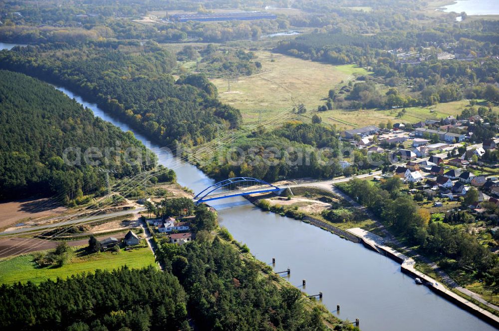 Wusterwitz from the bird's eye view: Die Wusterwitzer Straßenbrücke / Brücke führt bei km 377,713 über den Elbe-Havel-Kanal im Bundesland Brandenburg. Ein Projekt des WSV, Wasser- und Schifffahrtsverwaltung des Bundes. The bridge Wusterwitz over the Elbe-Havel-Canal.