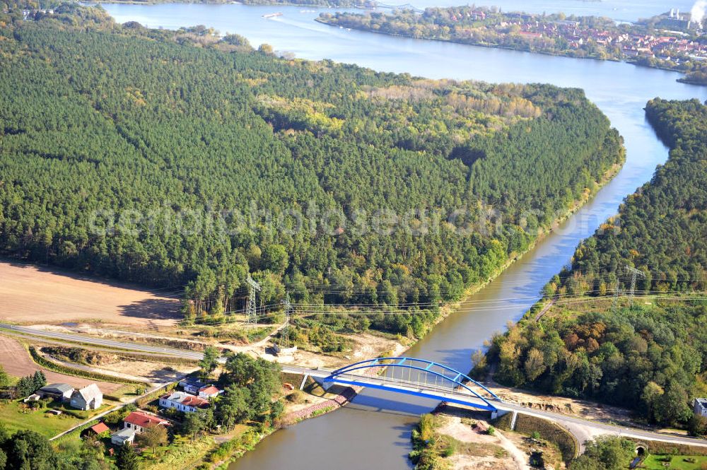 Aerial photograph Wusterwitz - Die Wusterwitzer Straßenbrücke / Brücke führt bei km 377,713 über den Elbe-Havel-Kanal im Bundesland Brandenburg. Ein Projekt des WSV, Wasser- und Schifffahrtsverwaltung des Bundes. The bridge Wusterwitz over the Elbe-Havel-Canal.