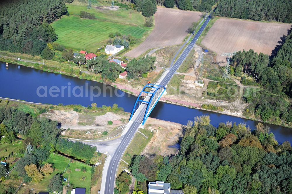 Wusterwitz from above - Die Wusterwitzer Straßenbrücke / Brücke führt bei km 377,713 über den Elbe-Havel-Kanal im Bundesland Brandenburg. Ein Projekt des WSV, Wasser- und Schifffahrtsverwaltung des Bundes. The bridge Wusterwitz over the Elbe-Havel-Canal.