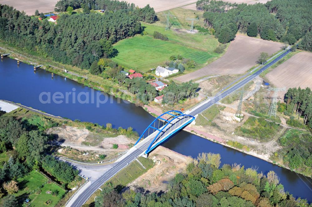 Wusterwitz from the bird's eye view: Die Wusterwitzer Straßenbrücke / Brücke führt bei km 377,713 über den Elbe-Havel-Kanal im Bundesland Brandenburg. Ein Projekt des WSV, Wasser- und Schifffahrtsverwaltung des Bundes. The bridge Wusterwitz over the Elbe-Havel-Canal.