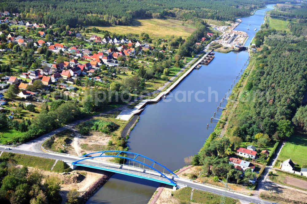 Wusterwitz from above - Die Wusterwitzer Straßenbrücke / Brücke führt bei km 377,713 über den Elbe-Havel-Kanal im Bundesland Brandenburg. Ein Projekt des WSV, Wasser- und Schifffahrtsverwaltung des Bundes. The bridge Wusterwitz over the Elbe-Havel-Canal.