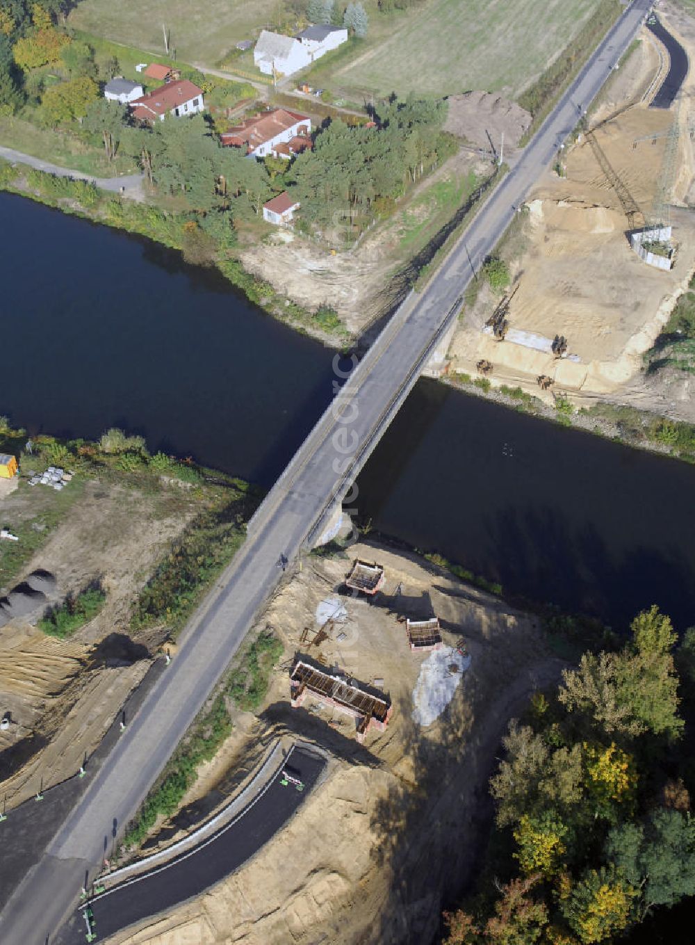 Aerial image Wusterwitz - Blick auf die Strassenbrücke / Brücke Wusterwitz mit der darüber führenden Landstrasse 96 mit Baustelle nahe der Schleuse Wusterwitz. Ein Projekt des Wasserstraßen-Neubauamt Magdeburg, Frau Roskoden, Kleiner Werder 5c, 39114 MAGDEBURG, Tel. +49(0)391 5352168