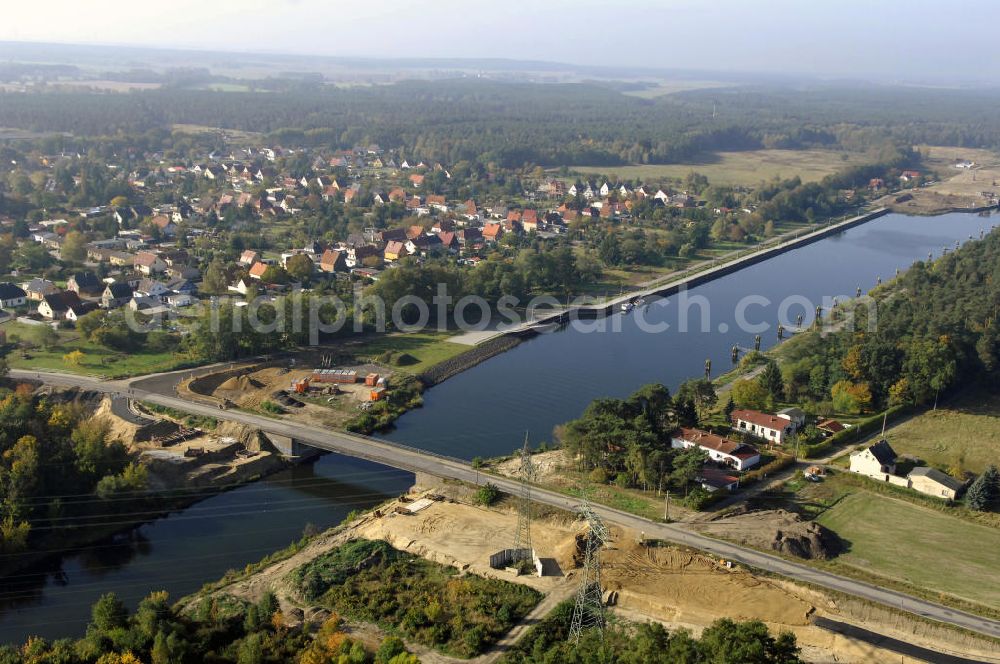 Aerial photograph Wusterwitz - Blick auf die Strassenbrücke / Brücke Wusterwitz mit der darüber führenden Landstrasse 96 mit Baustelle nahe der Schleuse Wusterwitz. Ein Projekt des Wasserstraßen-Neubauamt Magdeburg, Frau Roskoden, Kleiner Werder 5c, 39114 MAGDEBURG, Tel. +49(0)391 5352168