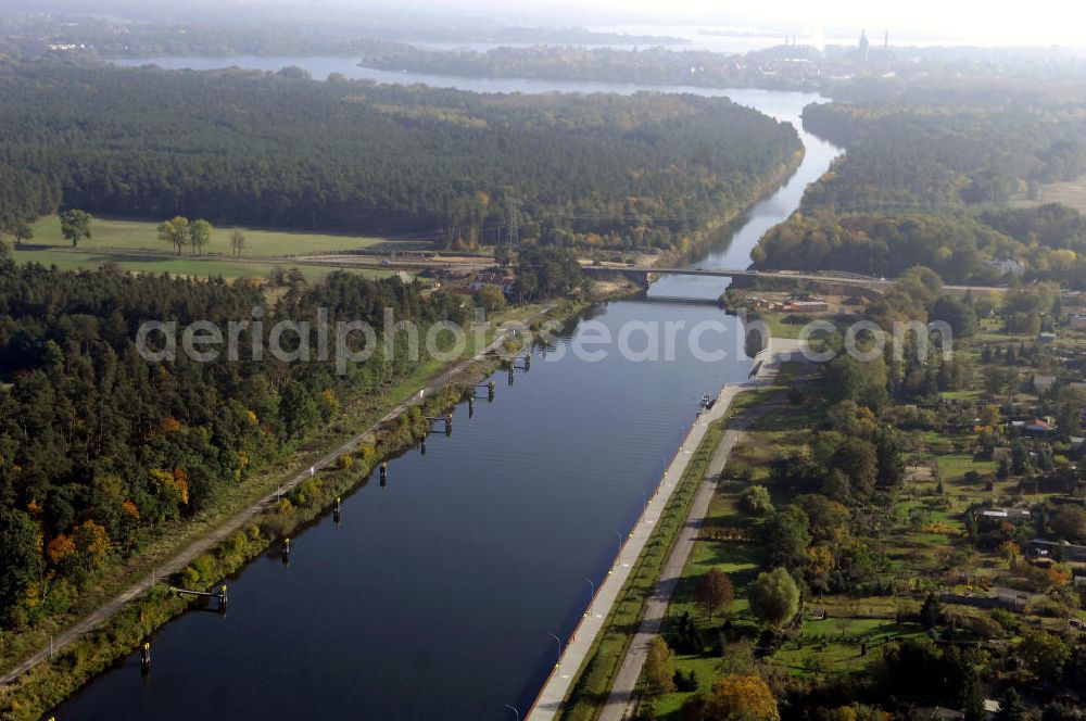 Aerial image Wusterwitz - Blick über den unteren Vorhafen auf die Strassenbrücke / Brücke Wusterwitz mit der darüber führenden Landstrasse 96 mit Baustelle nahe der Schleuse Wusterwitz. Ein Projekt des Wasserstraßen-Neubauamt Magdeburg, Frau Roskoden, Kleiner Werder 5c, 39114 MAGDEBURG, Tel. +49(0)391 5352168