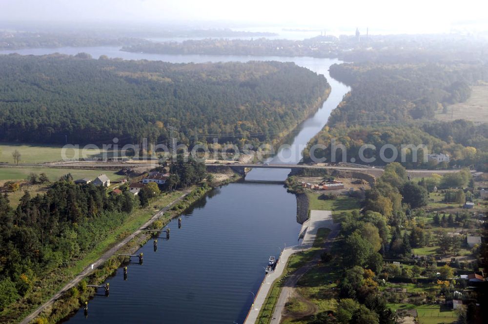 Aerial photograph Wusterwitz - Blick über den unteren Vorhafen auf die Strassenbrücke / Brücke Wusterwitz mit der darüber führenden Landstrasse 96 mit Baustelle nahe der Schleuse Wusterwitz. Ein Projekt des Wasserstraßen-Neubauamt Magdeburg, Frau Roskoden, Kleiner Werder 5c, 39114 MAGDEBURG, Tel. +49(0)391 5352168