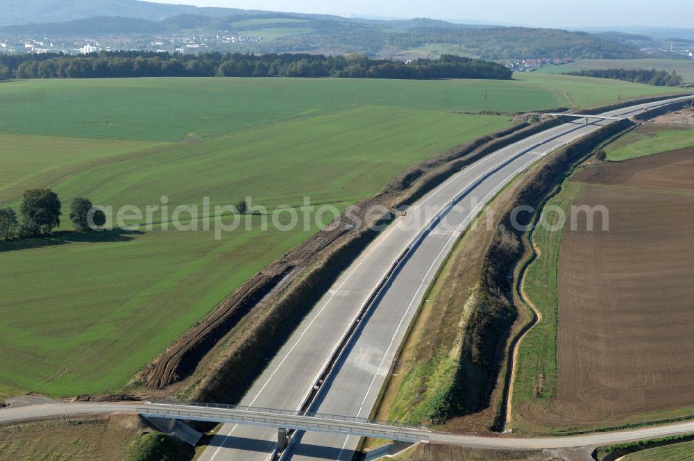 Neukirchen from the bird's eye view: Blick auf die Baustelle der Strassenbrücke zwischen Hötzelsroda und Neukirchen welche über die A4 führt. Der Neubau ist Teil des Projekt Nordverlegung / Umfahrung Hörselberge der Autobahn E40 / A4 in Thüringen bei Eisenach. Durchgeführt werden die im Zuge dieses Projektes notwendigen Arbeiten unter an derem von den Mitarbeitern der Niederlassung Weimar der EUROVIA Verkehrsbau Union sowie der Niederlassungen Abbruch und Erdbau, Betonstraßenbau, Ingenieurbau und TECO Schallschutz der EUROVIA Beton sowie der DEGES.