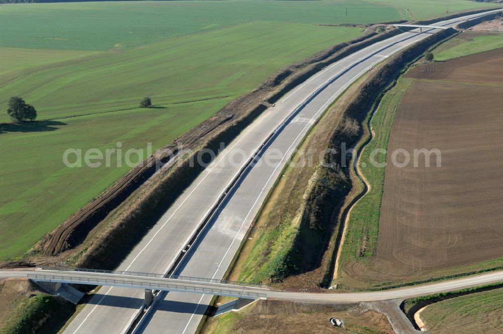 Aerial image Neukirchen - Blick auf die Baustelle der Strassenbrücke zwischen Hötzelsroda und Neukirchen welche über die A4 führt. Der Neubau ist Teil des Projekt Nordverlegung / Umfahrung Hörselberge der Autobahn E40 / A4 in Thüringen bei Eisenach. Durchgeführt werden die im Zuge dieses Projektes notwendigen Arbeiten unter an derem von den Mitarbeitern der Niederlassung Weimar der EUROVIA Verkehrsbau Union sowie der Niederlassungen Abbruch und Erdbau, Betonstraßenbau, Ingenieurbau und TECO Schallschutz der EUROVIA Beton sowie der DEGES.