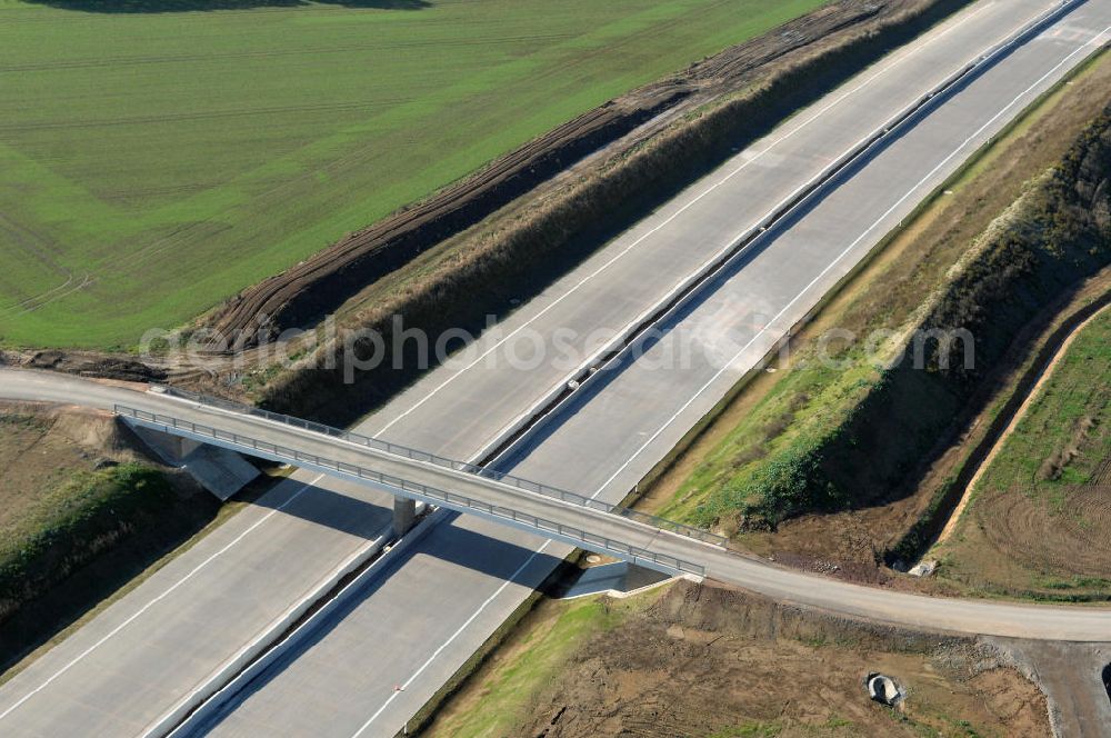 Aerial photograph Neukirchen - Blick auf die Baustelle der Strassenbrücke zwischen Hötzelsroda und Neukirchen welche über die A4 führt. Der Neubau ist Teil des Projekt Nordverlegung / Umfahrung Hörselberge der Autobahn E40 / A4 in Thüringen bei Eisenach. Durchgeführt werden die im Zuge dieses Projektes notwendigen Arbeiten unter an derem von den Mitarbeitern der Niederlassung Weimar der EUROVIA Verkehrsbau Union sowie der Niederlassungen Abbruch und Erdbau, Betonstraßenbau, Ingenieurbau und TECO Schallschutz der EUROVIA Beton sowie der DEGES.