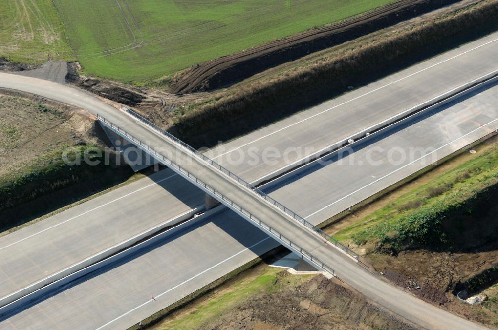 Neukirchen from above - Blick auf die Baustelle der Strassenbrücke zwischen Hötzelsroda und Neukirchen welche über die A4 führt. Der Neubau ist Teil des Projekt Nordverlegung / Umfahrung Hörselberge der Autobahn E40 / A4 in Thüringen bei Eisenach. Durchgeführt werden die im Zuge dieses Projektes notwendigen Arbeiten unter an derem von den Mitarbeitern der Niederlassung Weimar der EUROVIA Verkehrsbau Union sowie der Niederlassungen Abbruch und Erdbau, Betonstraßenbau, Ingenieurbau und TECO Schallschutz der EUROVIA Beton sowie der DEGES.