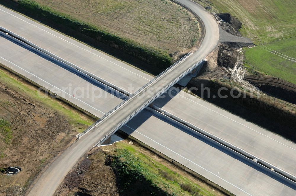 Neukirchen from the bird's eye view: Blick auf die Baustelle der Strassenbrücke zwischen Hötzelsroda und Neukirchen welche über die A4 führt. Der Neubau ist Teil des Projekt Nordverlegung / Umfahrung Hörselberge der Autobahn E40 / A4 in Thüringen bei Eisenach. Durchgeführt werden die im Zuge dieses Projektes notwendigen Arbeiten unter an derem von den Mitarbeitern der Niederlassung Weimar der EUROVIA Verkehrsbau Union sowie der Niederlassungen Abbruch und Erdbau, Betonstraßenbau, Ingenieurbau und TECO Schallschutz der EUROVIA Beton sowie der DEGES.