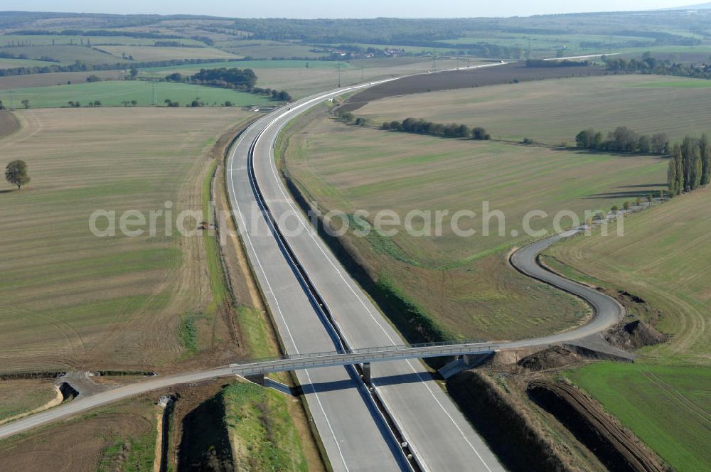 Neukirchen from the bird's eye view: Blick auf die Baustelle der Strassenbrücke zwischen Hötzelsroda und Neukirchen welche über die A4 führt. Der Neubau ist Teil des Projekt Nordverlegung / Umfahrung Hörselberge der Autobahn E40 / A4 in Thüringen bei Eisenach. Durchgeführt werden die im Zuge dieses Projektes notwendigen Arbeiten unter an derem von den Mitarbeitern der Niederlassung Weimar der EUROVIA Verkehrsbau Union sowie der Niederlassungen Abbruch und Erdbau, Betonstraßenbau, Ingenieurbau und TECO Schallschutz der EUROVIA Beton sowie der DEGES.