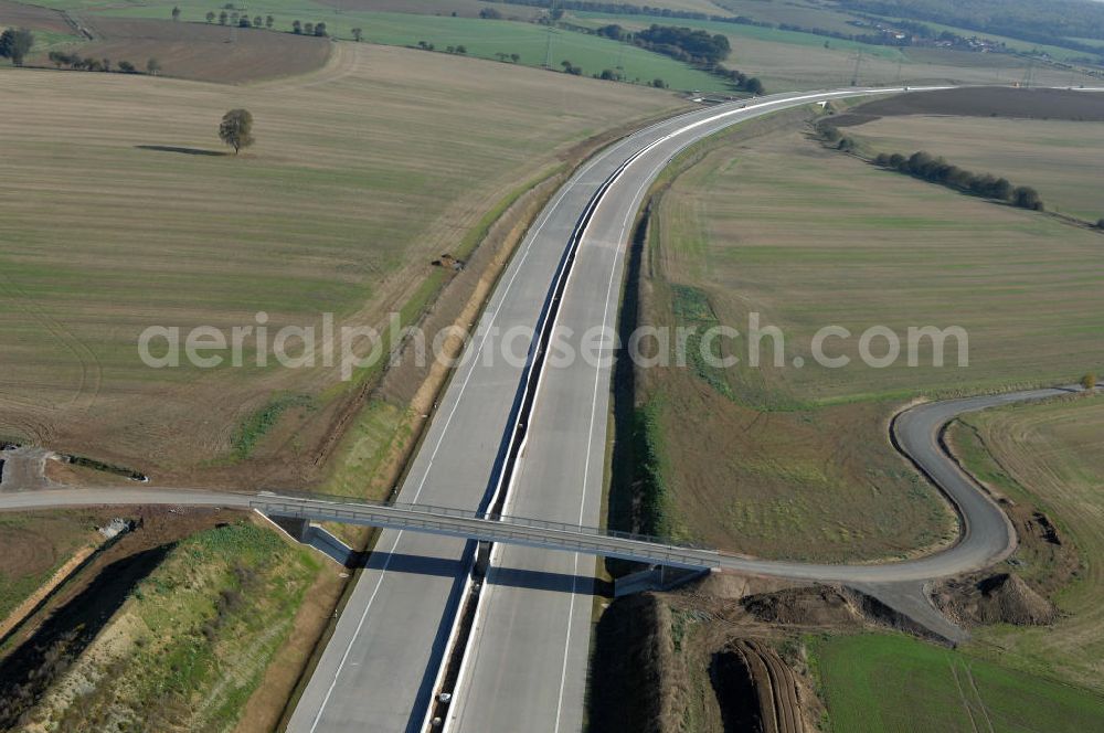 Aerial image Neukirchen - Blick auf die Baustelle der Strassenbrücke zwischen Hötzelsroda und Neukirchen welche über die A4 führt. Der Neubau ist Teil des Projekt Nordverlegung / Umfahrung Hörselberge der Autobahn E40 / A4 in Thüringen bei Eisenach. Durchgeführt werden die im Zuge dieses Projektes notwendigen Arbeiten unter an derem von den Mitarbeitern der Niederlassung Weimar der EUROVIA Verkehrsbau Union sowie der Niederlassungen Abbruch und Erdbau, Betonstraßenbau, Ingenieurbau und TECO Schallschutz der EUROVIA Beton sowie der DEGES.