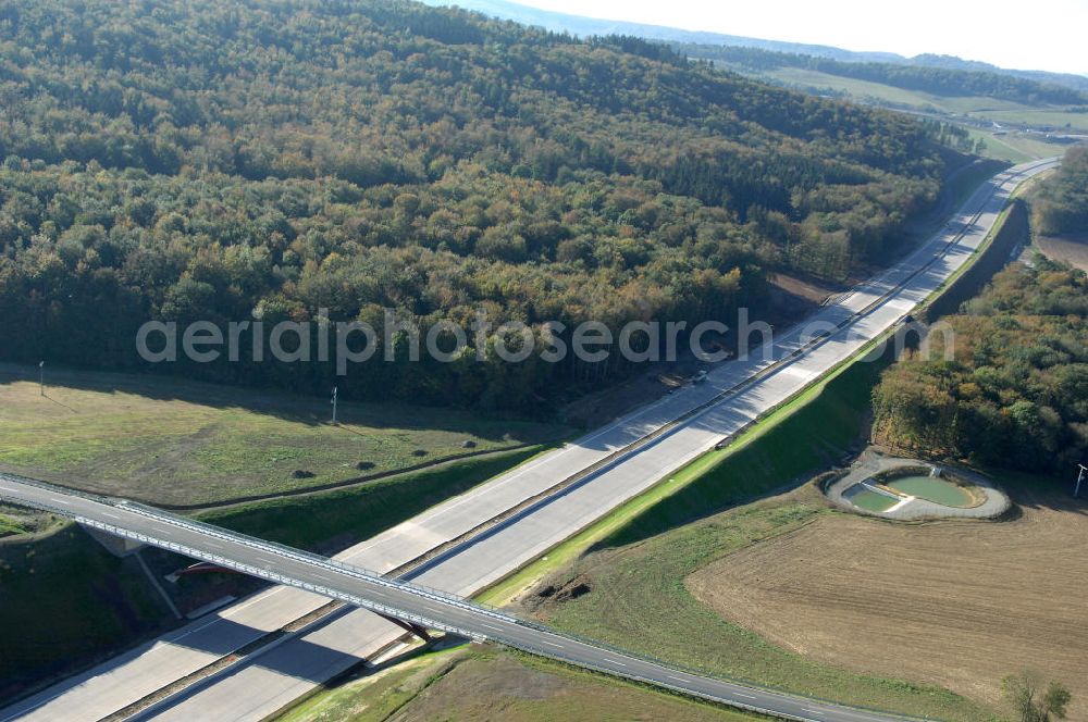 Madelungen from the bird's eye view: Blick auf die neu errichtet Strassenbrücke zwischen Stregda und Madelungen welche über die A4 führt, sowie ein Regenrückhaltebecken am Madelunger Forst. Der Neubau ist Teil des Projekt Nordverlegung / Umfahrung Hörselberge der Autobahn E40 / A4 in Thüringen bei Eisenach. Durchgeführt werden die im Zuge dieses Projektes notwendigen Arbeiten unter an derem von den Mitarbeitern der Niederlassung Weimar der EUROVIA Verkehrsbau Union sowie der Niederlassungen Abbruch und Erdbau, Betonstraßenbau, Ingenieurbau und TECO Schallschutz der EUROVIA Beton sowie der DEGES.