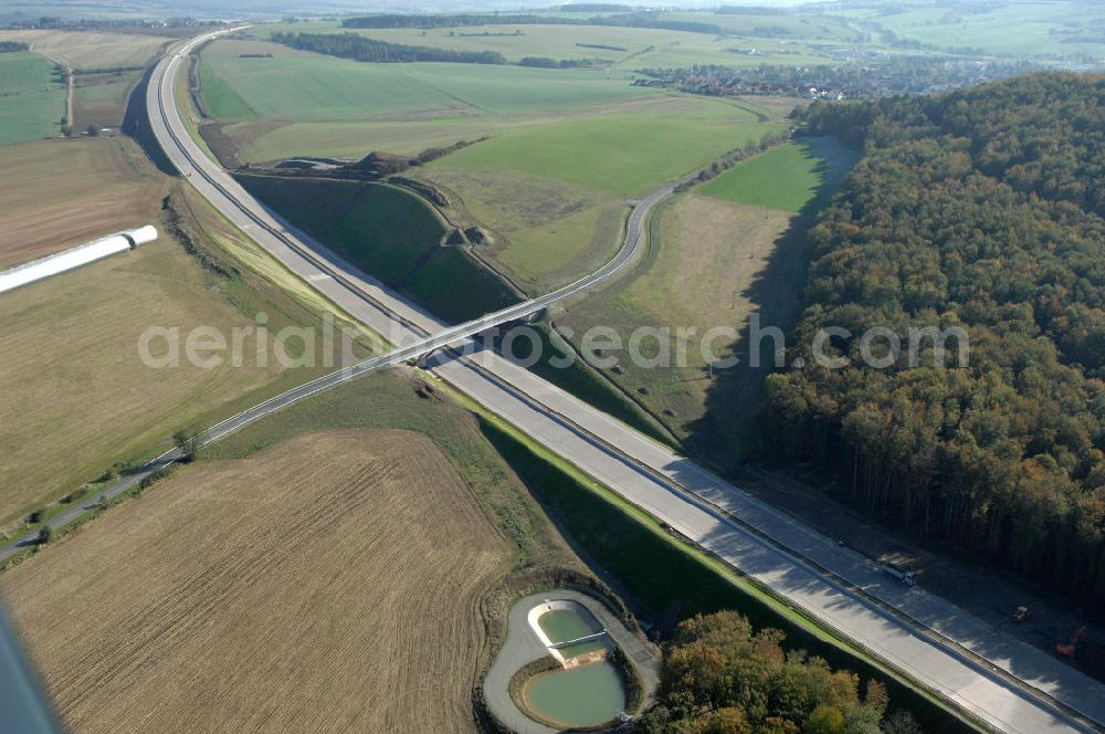 Aerial image Madelungen - Blick auf die neu errichtet Strassenbrücke zwischen Stregda und Madelungen welche über die A4 führt, sowie ein Regenrückhaltebecken am Madelunger Forst. Der Neubau ist Teil des Projekt Nordverlegung / Umfahrung Hörselberge der Autobahn E40 / A4 in Thüringen bei Eisenach. Durchgeführt werden die im Zuge dieses Projektes notwendigen Arbeiten unter an derem von den Mitarbeitern der Niederlassung Weimar der EUROVIA Verkehrsbau Union sowie der Niederlassungen Abbruch und Erdbau, Betonstraßenbau, Ingenieurbau und TECO Schallschutz der EUROVIA Beton sowie der DEGES.