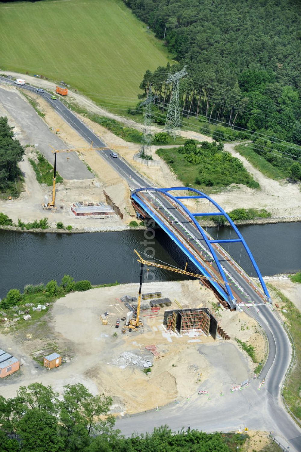 Aerial photograph Wusterwitz - Blick auf die Straßenbrücke zwischen Wusterwitz und Bensdorf über den Elbe-Havel-Kanal westlich des Wendsee in Brandenburg. View of the road bridge between Wusterwitz and Bensdorf on the Elbe-Havel canal west of Wendsee in Brandenburg.