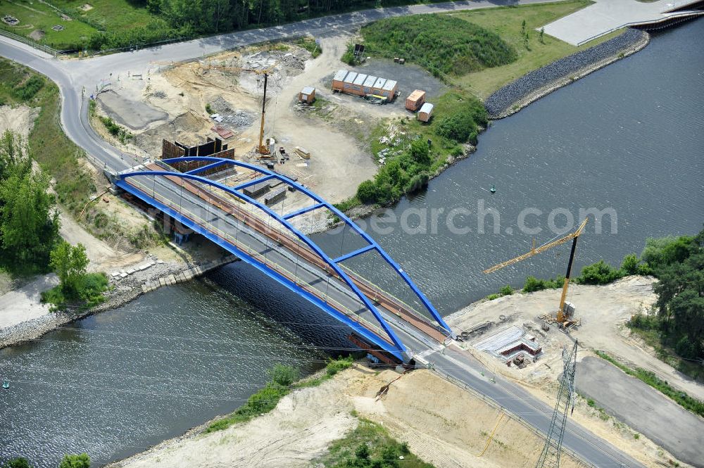 Aerial photograph Wusterwitz - Blick auf die Straßenbrücke zwischen Wusterwitz und Bensdorf über den Elbe-Havel-Kanal westlich des Wendsee in Brandenburg. View of the road bridge between Wusterwitz and Bensdorf on the Elbe-Havel canal west of Wendsee in Brandenburg.