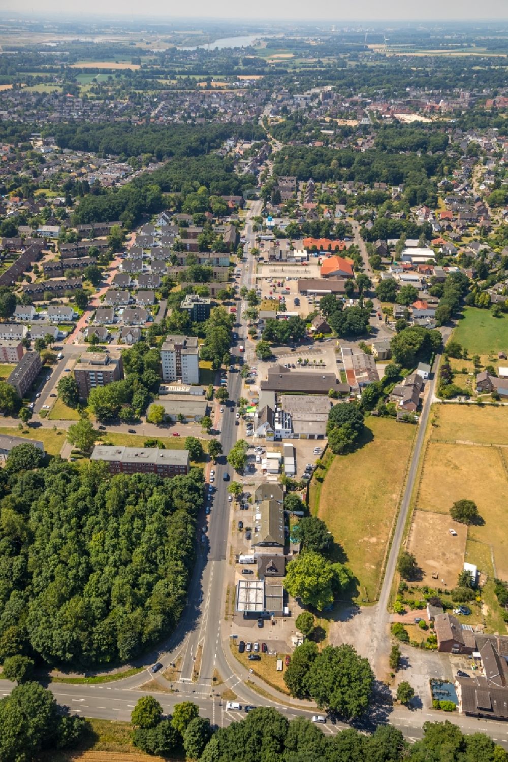 Aerial photograph Voerde (Niederrhein) - Street - road guidance of Bahnhofstrasse in Voerde (Niederrhein) in the state North Rhine-Westphalia, Germany