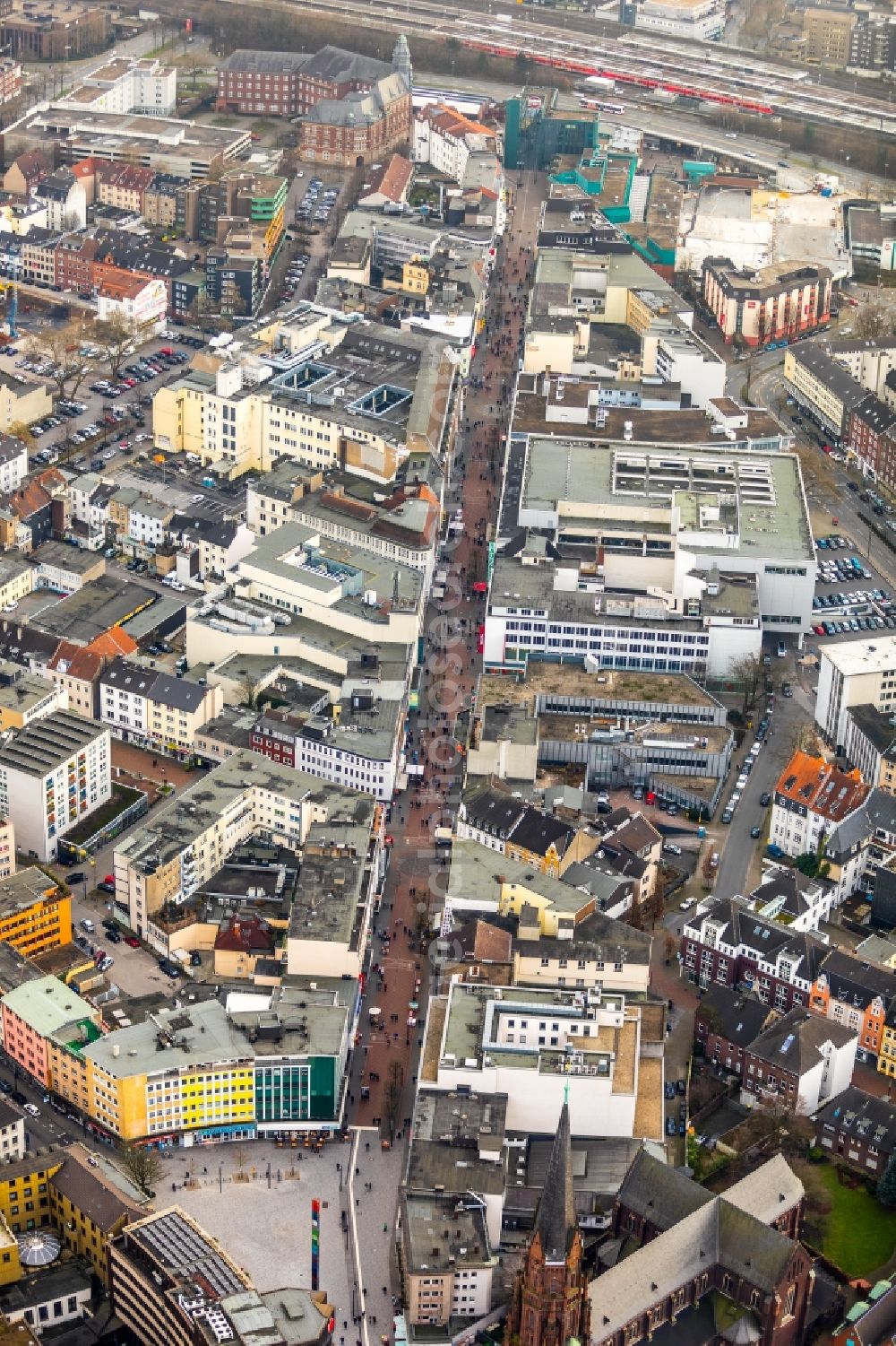 Gelsenkirchen from the bird's eye view: Street guide of famous promenade and shopping street Bahnhofstrasse in Gelsenkirchen in the state North Rhine-Westphalia, Germany