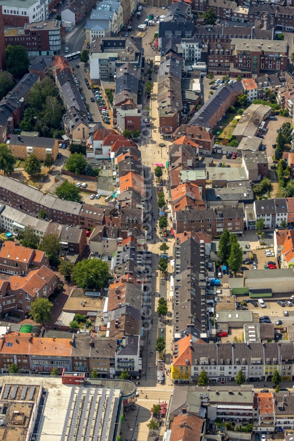 Wesel from the bird's eye view: Street guide of famous promenade and shopping street Hohe Strasse in the district Blumenkamp in Wesel in the state North Rhine-Westphalia, Germany