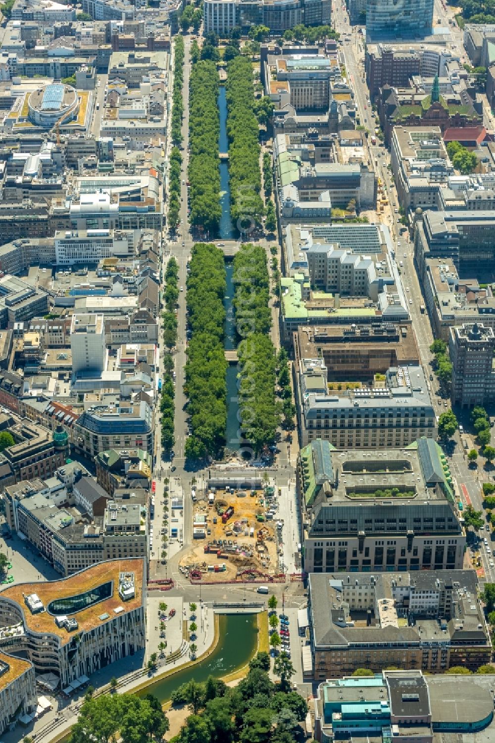 Düsseldorf from the bird's eye view: Street guide of famous promenade and shopping street Koenigsallee in Duesseldorf in the state North Rhine-Westphalia, Germany